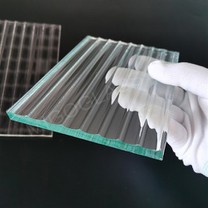 साफ़ और कम आयरन वाला मोरू पैटर्न वाला ग्लास