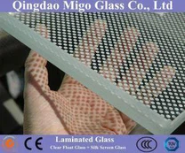 सिल्क-स्क्रीन प्रिंटिंग पैटर्न के साथ लेमिनेटेड ग्लास